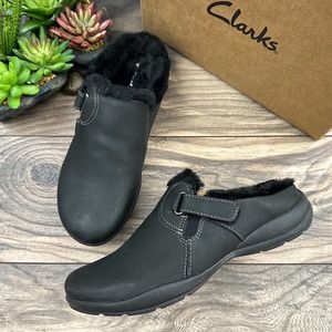 NIB Clarks Roseville 8.5M 39.5 Black Leather Faux Fur Lined Slip On Clogs